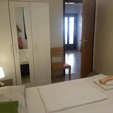 4693-1 For Max. 6 Pers. In Malinska