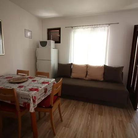 4693-1 For Max. 6 Pers. In 公寓 *