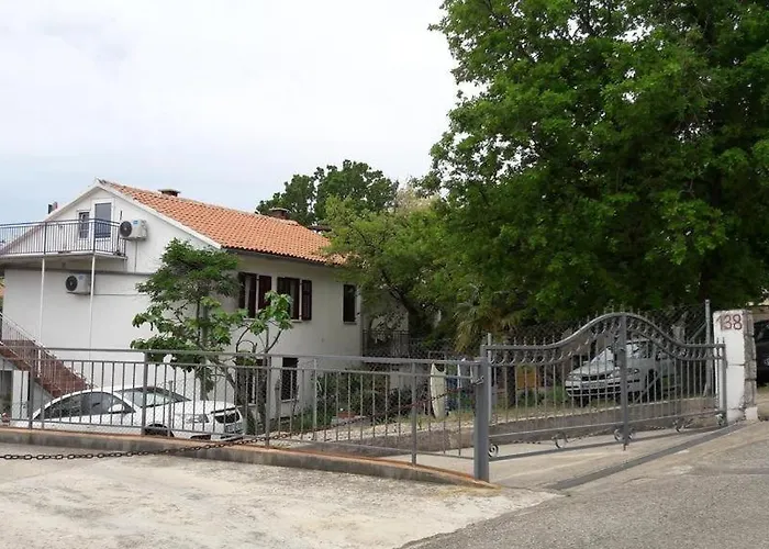 4693-1 For Max. 6 Pers. In Apartament Malinska