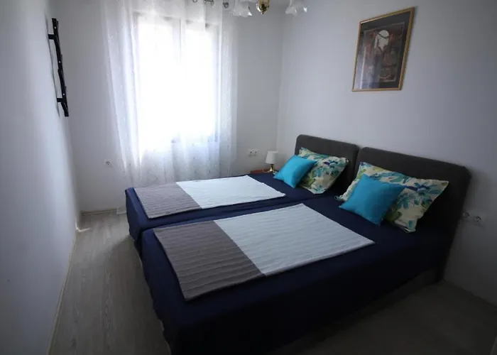 4693-1 For Max. 6 Pers. In Apartament Malinska