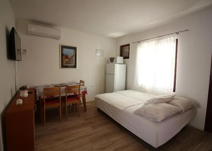 4693-1 For Max. 6 Pers. In Malinska