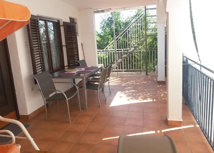 4693-1 For Max. 6 Pers. In Apartament Malinska