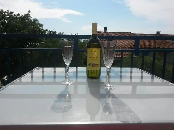 4693-1 For Max. 6 Pers. In * Malinska